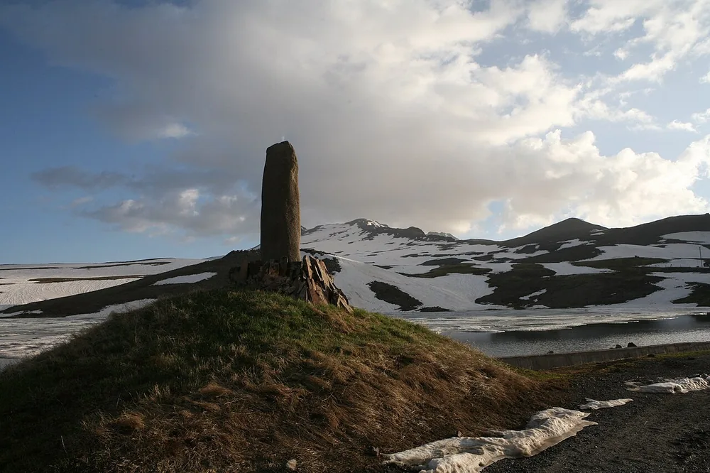 Vishap (Վիշապ) — batu-naga megalitik (vishapakar) berdiri di lereng Gunung Aragats, Armenia; monumen ikan-serpent prehistorik, kemungkinan-besar dari Zaman-Perunggu (milenium II SM)