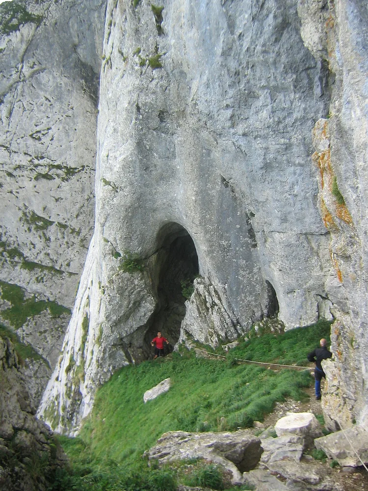 Cueva de Mari — pintu-masuk Gua-Anboto di Duranguesado, Vizcaya, Basque Country; kediaman-mitis Mari dan suaminya Sugaar, tempat sang ular-langit kembali setelah terbang dari satu puncak ke puncak lain