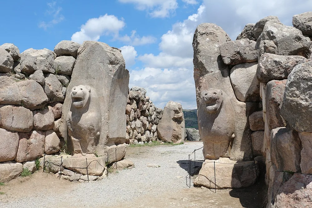Lion Gate, Hattuša (Boğazköy) — gerbang batu ibukota Kekaisaran Hittite, situs tempat tablet CTH 345 'Song of Ullikummi' ditemukan