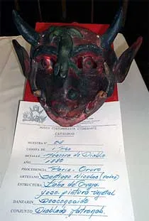 Topeng-Diablada 1880 — buatan Santiago Nicolás dari Paria, Oruro, Bolivia; menampilkan dua-ular-viper di wajah dan kadal di dahi, koleksi Museo Itinerante Supay