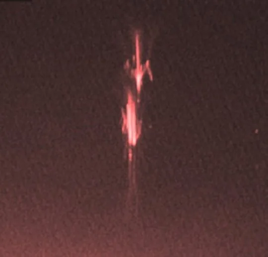 Red sprite (vörös lidérc) di langit-atas Hongaria — fenomena-listrik atmosfer-tinggi yang membentuk-dasar folklor 'vörös lidérc' (lidérc-merah / cahaya-rawa); foto MTA Geodéziai és Geofizikai Kutatóintézet, 10 Agustus 2007
