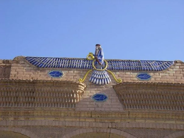 Faravahar — relief Achaemenid di Persepolis, simbol-utama Zoroastrianisme yang Ahriman lawan