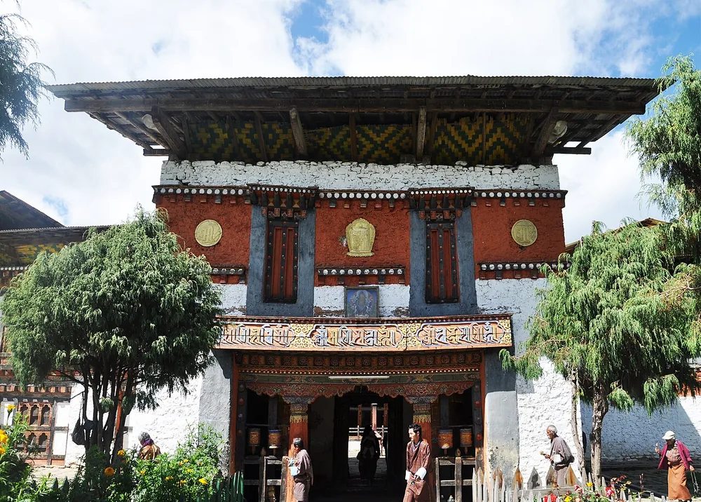 Jambay Lhakhang, Bumthang, Bhutan — salah satu dari 108 kuil yang dibangun Songtsen Gampo (~659 M) untuk memakukan Srinmo, sang demoness-yang-membentang; kuil-ini secara spesifik memakukan lutut-kiri-sang-demoness